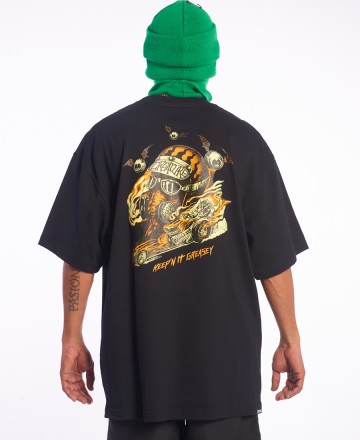 Remera 
Creature Over Crush